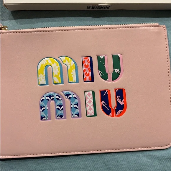 GWP Miu Miu Light Pink Clutch with Multicolor Logo - Picture 4 of 6